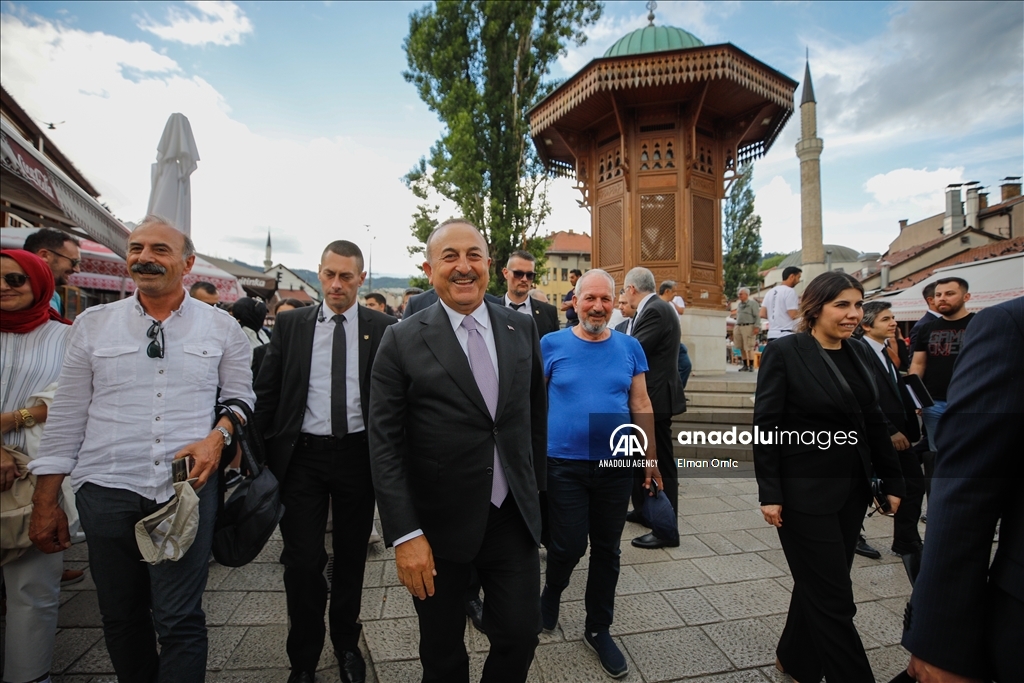 BiH: Cavusoglu posjetio Šehidsko mezarje Kovači i prošetao sarajevskom Baščaršijom 