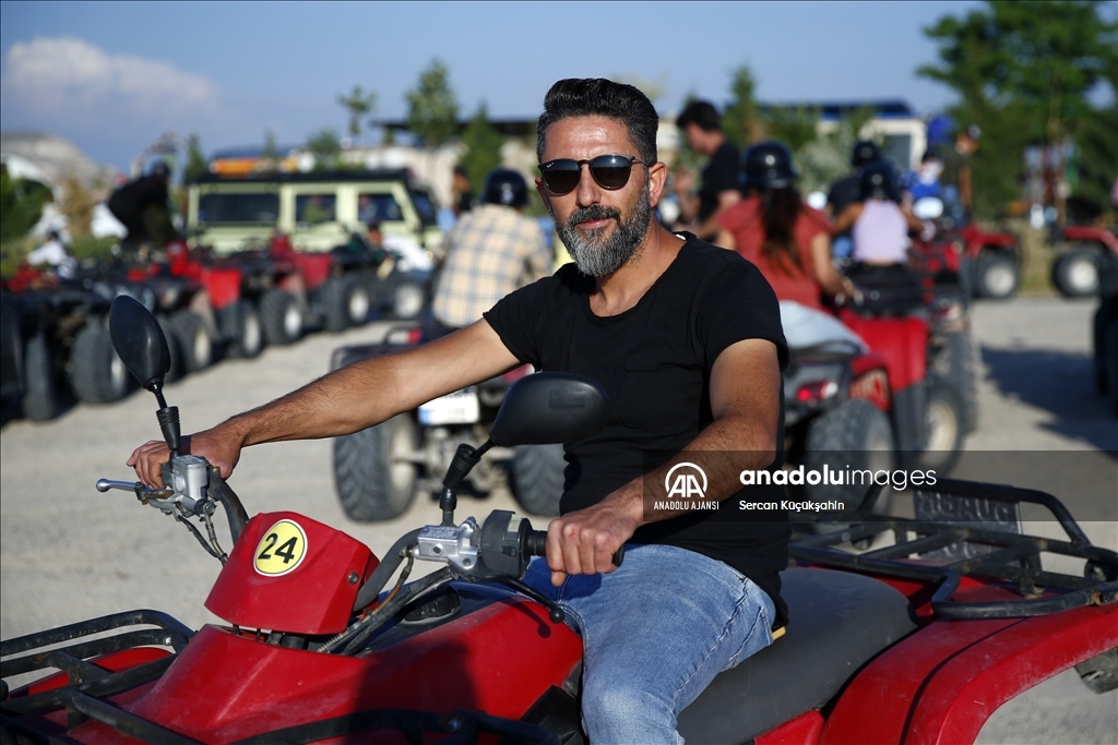 Kapadokya'da gün batımında ATV safari