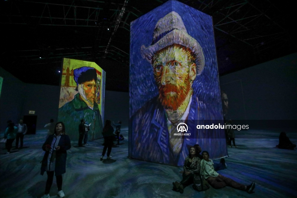 La experiencia inmersiva 'Beyond Van Gogh' se expone y se siente en Bogotá 2