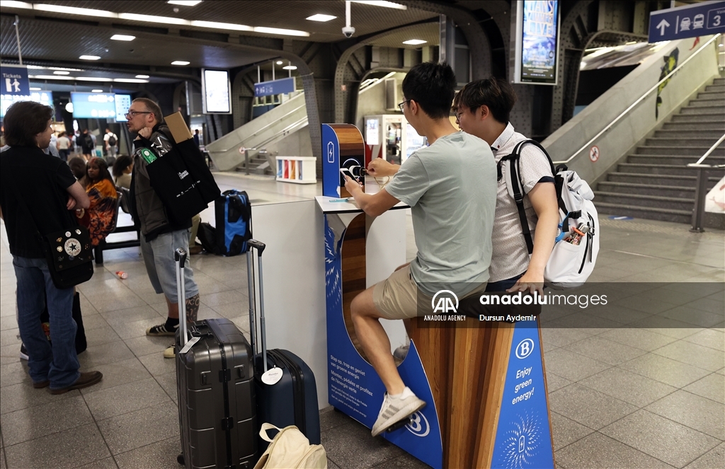 Na željezničkoj stanici u Briselu pedalanjem može se napuniti mobilni telefon 