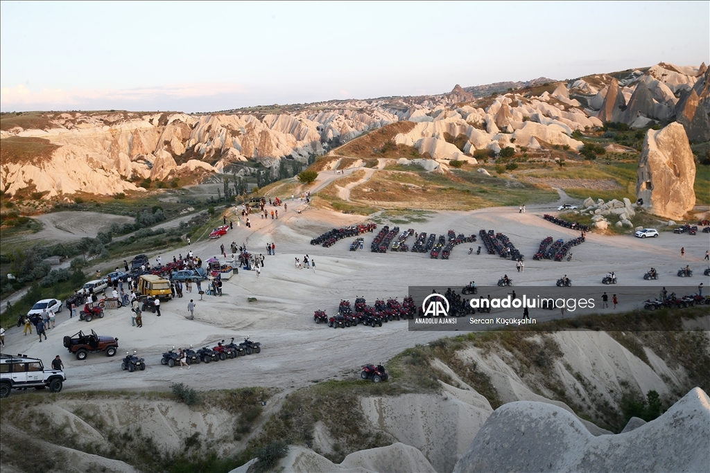 Kapadokya'da gün batımında ATV safari