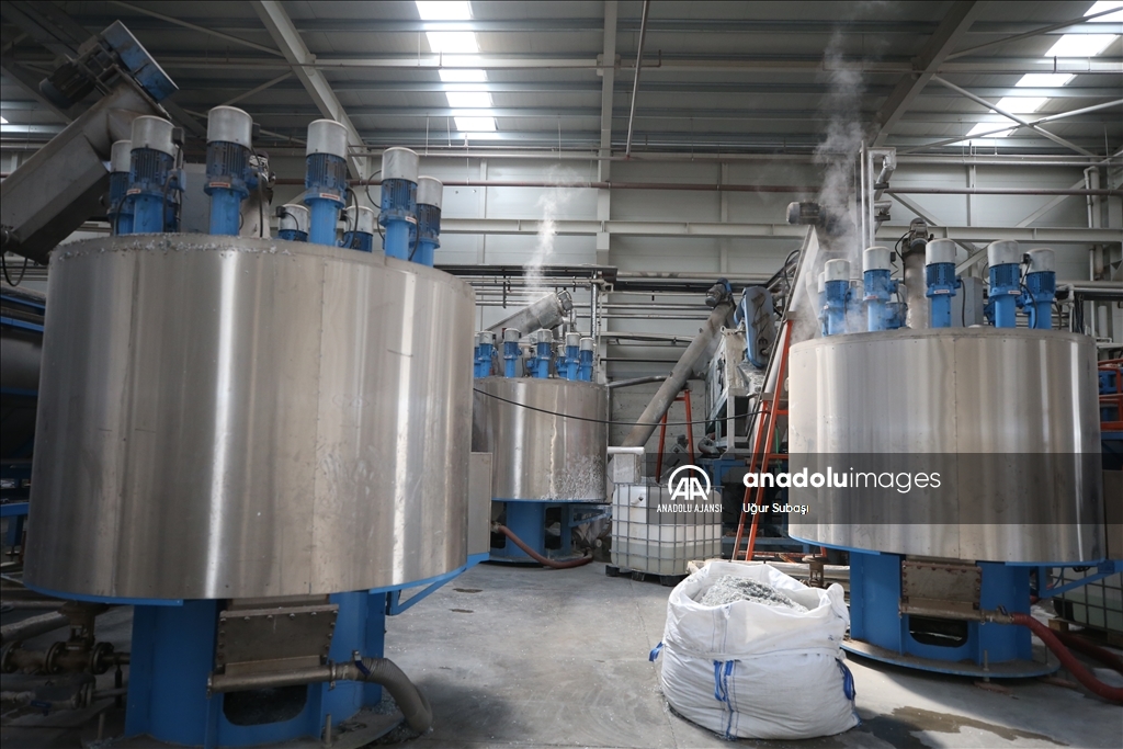 Plastik atıklardan ürettikleri pet levha ve ham maddeleri 50 ülkeye ihraç ediyorlar