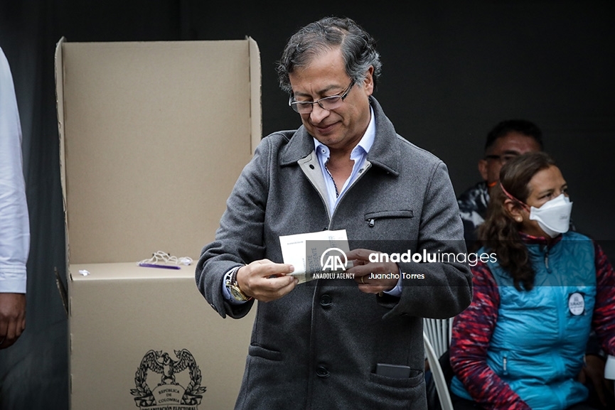 El candidato a la presidencia de Colombia, Gustavo Petro, emite su voto en Bogotá