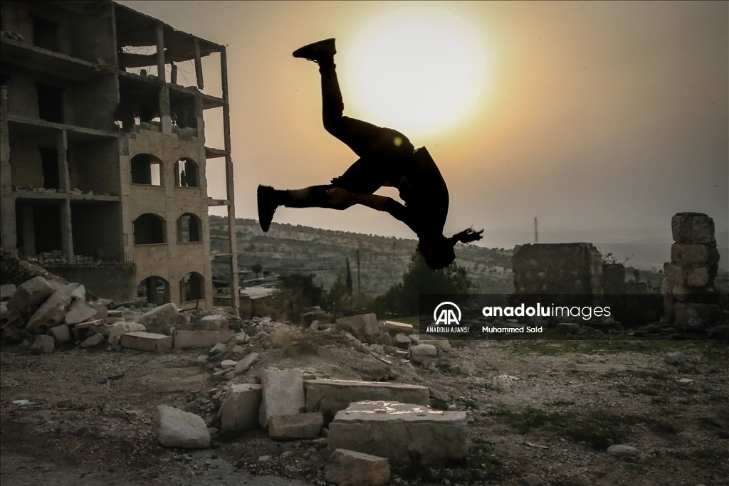 İdlib'de saldırıların yıldıramadığı sporcu gençler, enkazı parkura çevirdi