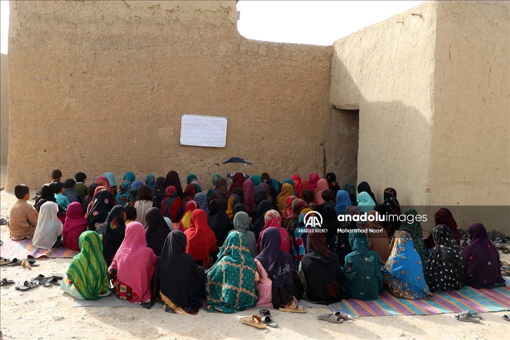 آموزش دختران محروم از تحصیل در «مدارس پنهانی» در افغانستان 