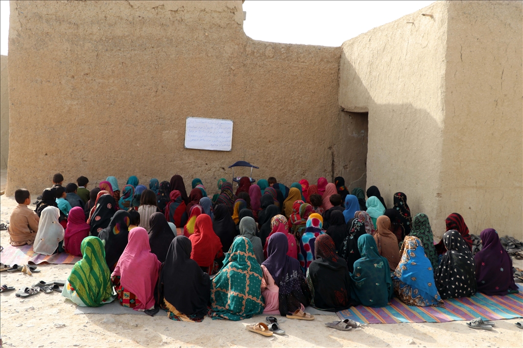 آموزش دختران محروم از تحصیل در «مدارس پنهانی» در افغانستان 