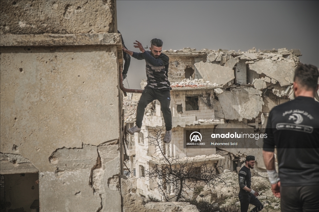 İdlib'de saldırıların yıldıramadığı sporcu gençler, enkazı parkura çevirdi
