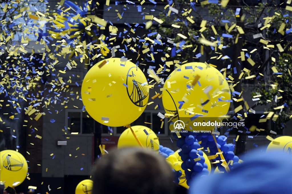 Golden State Warriors şampiyonluğu geçit töreniyle kutladı