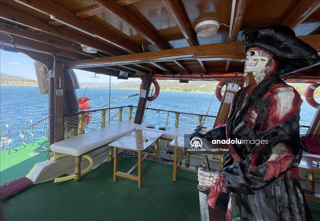 Ege'nin turkuaz renkli koylarına "korsan gemisi" ile yolculuk