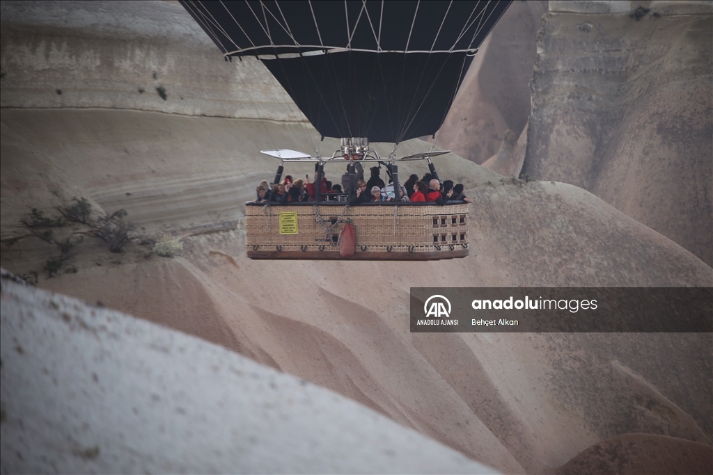 Turistler, Kapadokya'nın "renkli tepeleri"ni balondan seyrediyor