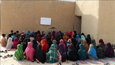 آموزش دختران محروم از تحصیل در «مدارس پنهانی» در افغانستان