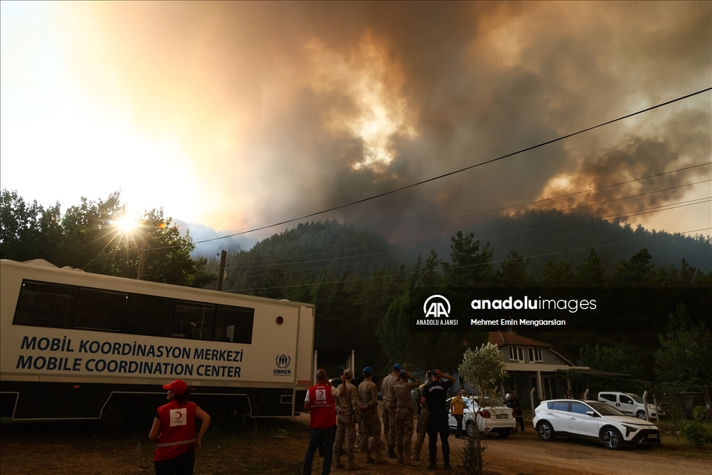 Marmaris'teki orman yangını nedeniyle yangın koordinasyon merkezi tahliye ediliyor