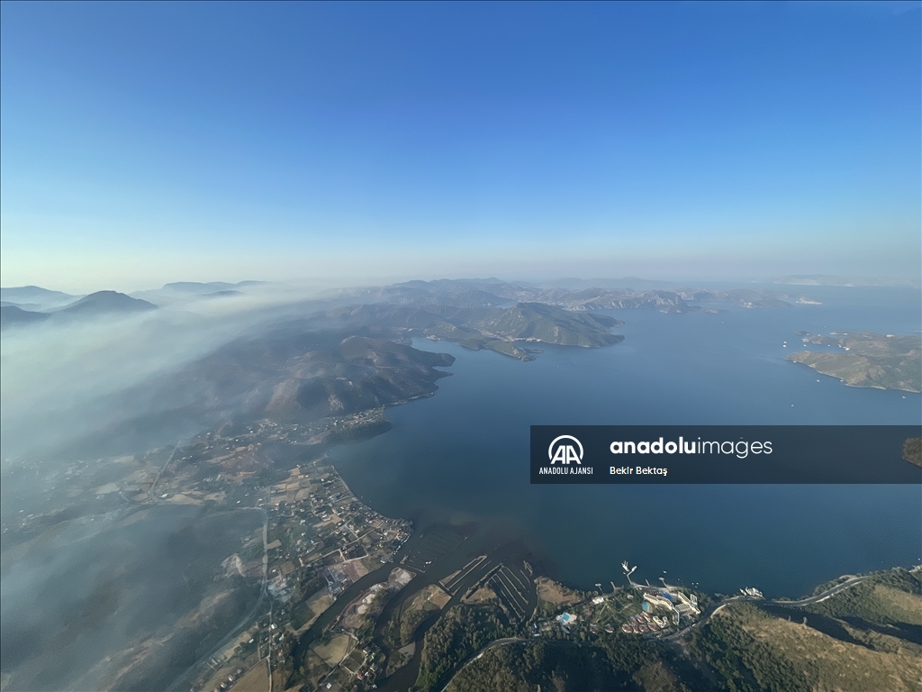 Marmaris'teki orman yangınına havadan ve karadan müdahale ediliyor