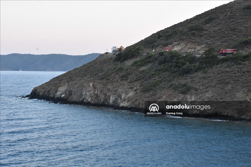 Marmaris'teki orman yangınına havadan ve karadan müdahale ediliyor