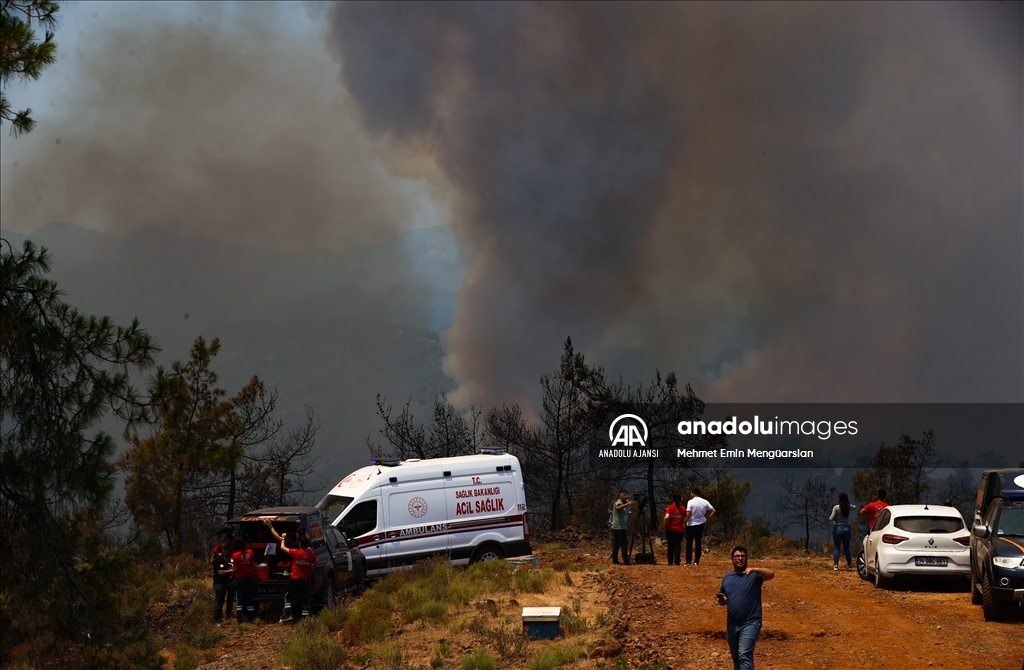 Marmaris'teki orman yangınına havadan ve karadan müdahale ediliyor