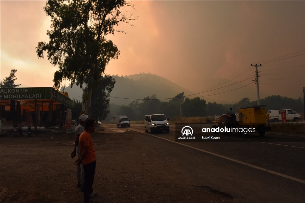 Marmaris'teki orman yangını nedeniyle yangın koordinasyon merkezi tahliye ediliyor
