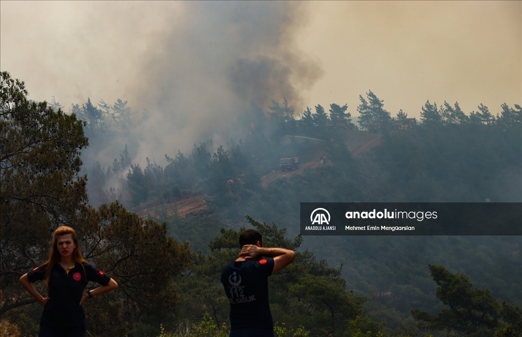 Marmaris'teki orman yangınına havadan ve karadan müdahale ediliyor