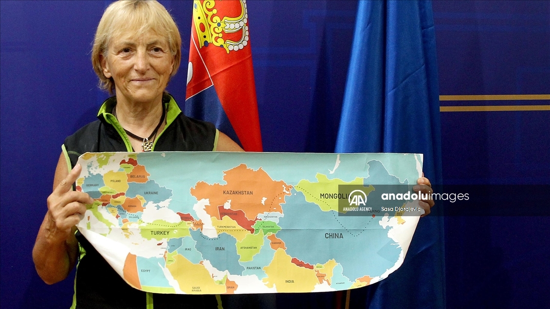 زن 73 ساله که از ایتالیا به چین پیاده سفر می‌کند، وارد صربستان شد 