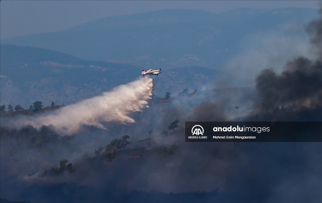 Marmaris'teki orman yangınına havadan ve karadan müdahale ediliyor