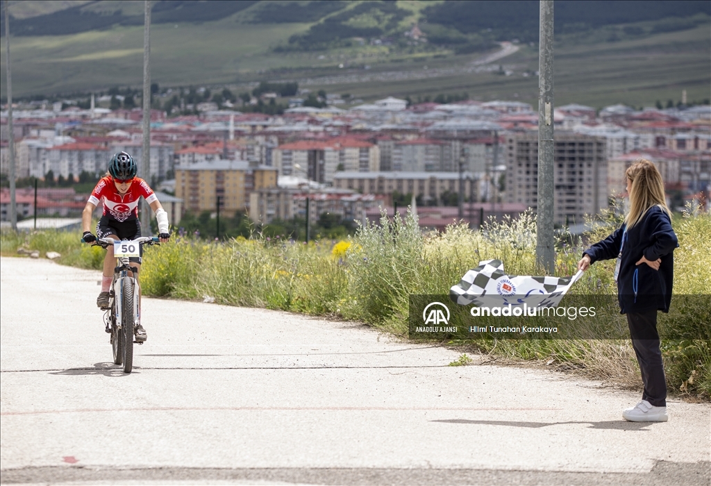 Dağ bisikleti sporcuları Erzurum'daki yarışlar öncesi ısınma sürüşü yaptı