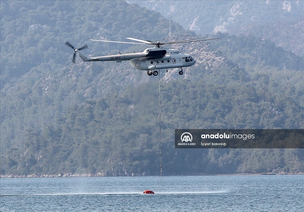 Marmaris'teki orman yangınına havadan ve karadan müdahale ediliyor