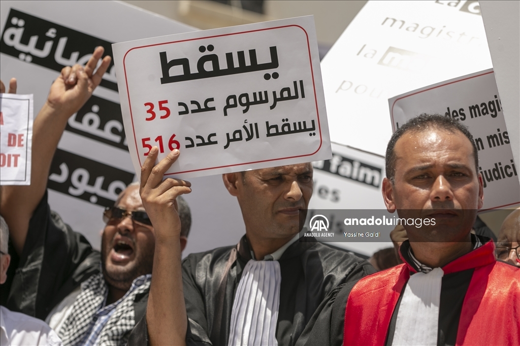 قضاة تونسيون يحتجون ضد إعفاء 57 من زملائهم