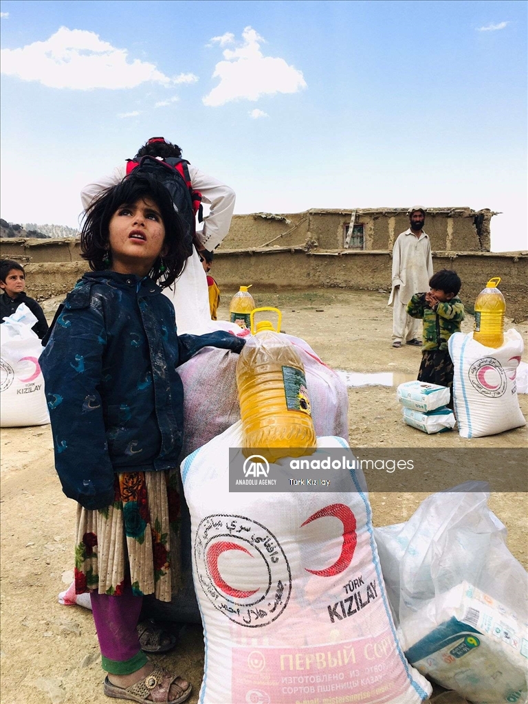 توزیع کمک‌های هلال‌احمر ترکیه بین زلزله زدگان افغانستان 