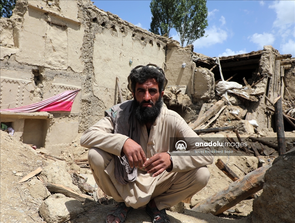 Afganistan'daki depremde yüzlerce ev yıkıldı