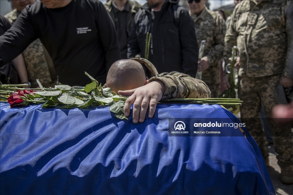 Ülkenin doğusundaki çatışmada hayatını kaybeden Ukraynalı komutan Oleg Kutsin Kiev'de defnedildi