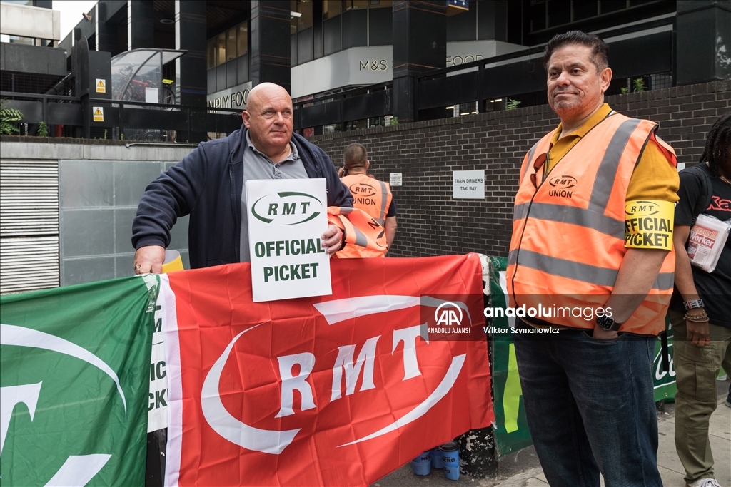 İngiltere’de demiryolu ve metro çalışanlarının başlattığı grev devam ediyor