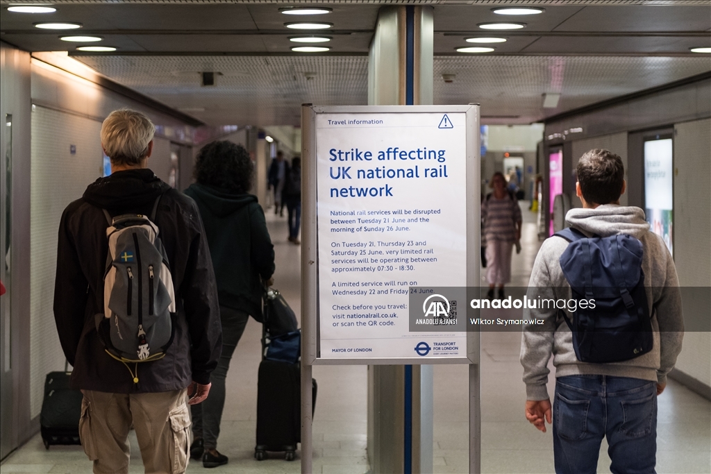 İngiltere’de demiryolu ve metro çalışanlarının başlattığı grev devam ediyor