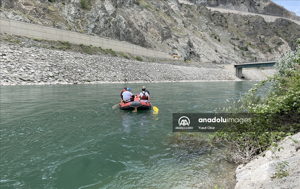 Çoruh Nehri'nde iki baraj arasındaki parkurda rafting gösterisi