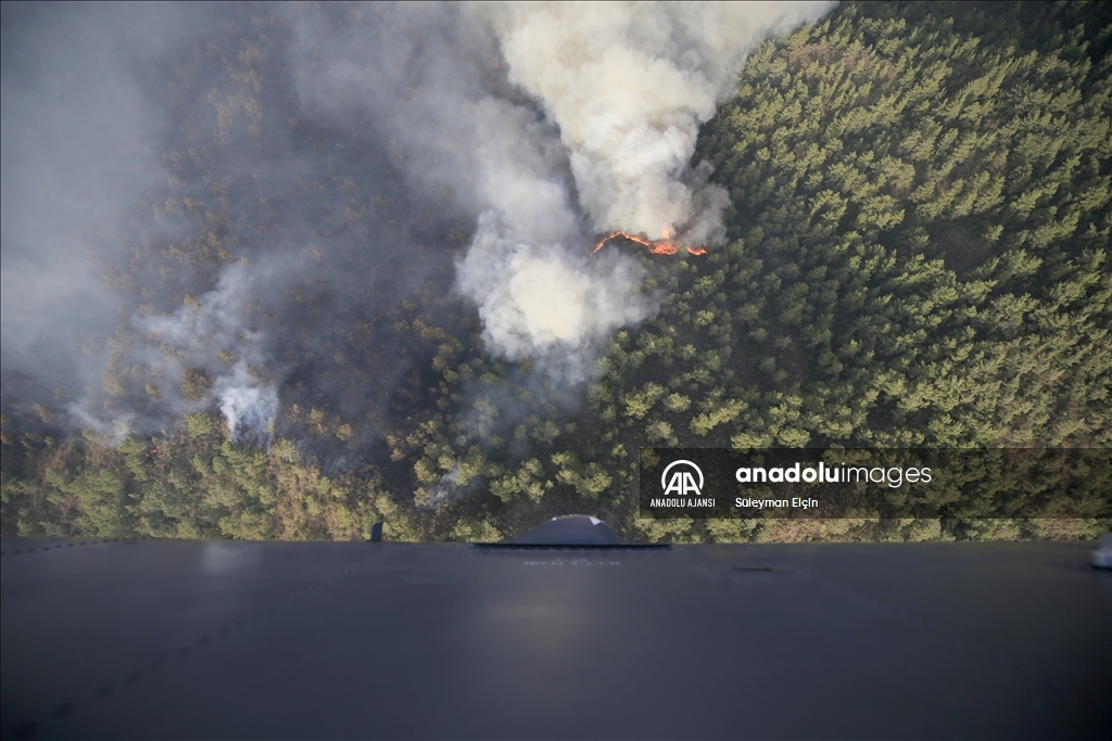 Dünyanın en büyük helikopterlerinden Mi26'nın yangınla mücadelesi görüntülendi