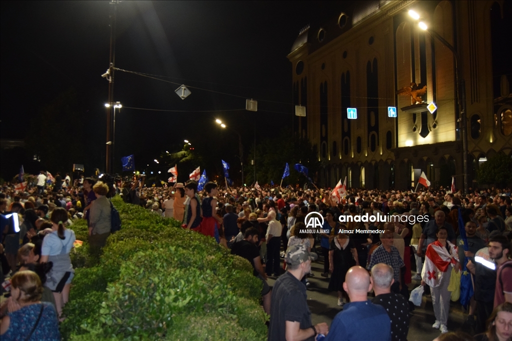 Gürcistan'da halk, AB'den "aday ülke" statüsü alamayan hükümeti protesto etti