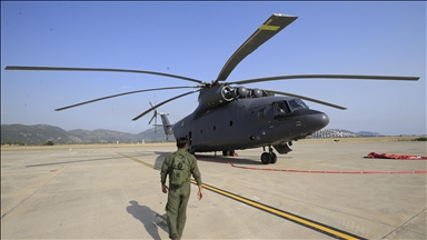 Dünyanın en büyük helikopterlerinden Mi26'nın yangınla mücadelesi görüntülendi