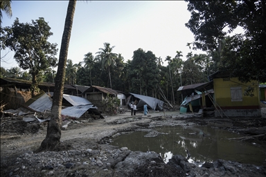 Hindistan'ın Assam eyaletinde meydana gelen sellerde hayatını kaybedenlerin sayısı 100'ü geçti