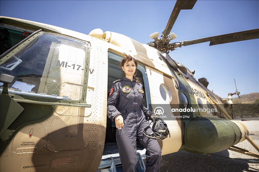 Jandarmanın kadın pilotu orman yangınında da başarıyla görev yapıyor