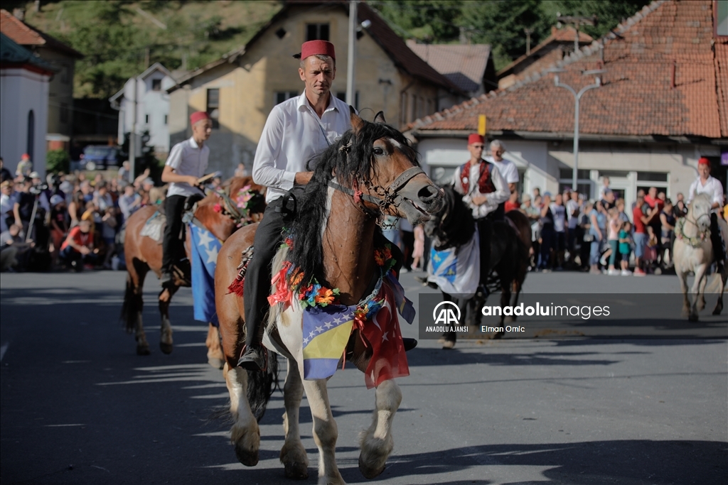 Bosna Hersek'teki Ayvaz Dede Şenlikleri'nde yer alacak atlılar geçit törenine katıldı