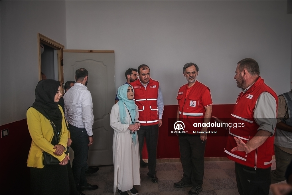 الهلال الأحمر التركي يأوي عائلات سورية نازحة في 901 منزل بإدلب