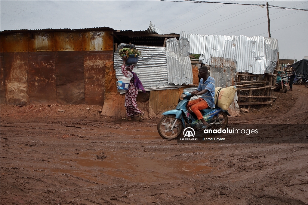 Mali'de kamplara sığınan aileler zor şartlarda yaşam mücadelesi veriyor