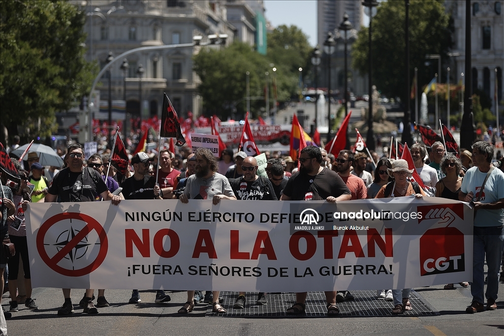 Madrid'de binlerce kişi NATO karşıtı gösteri yaptı