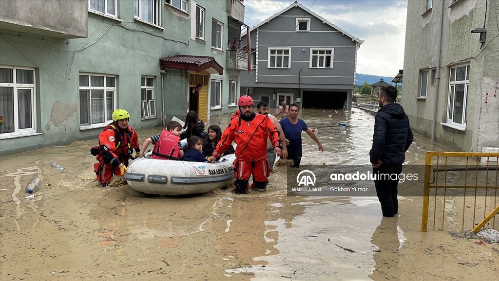 Zonguldak'ta sağanak nedeniyle bazı ev ve iş yerlerini su bastı
