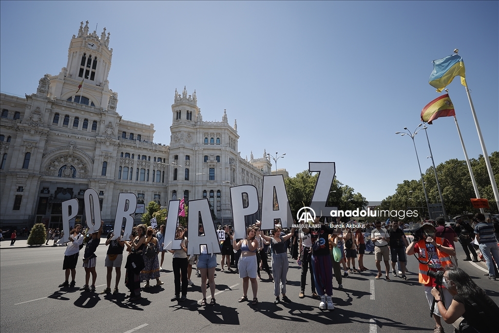 Madrid'de binlerce kişi NATO karşıtı gösteri yaptı