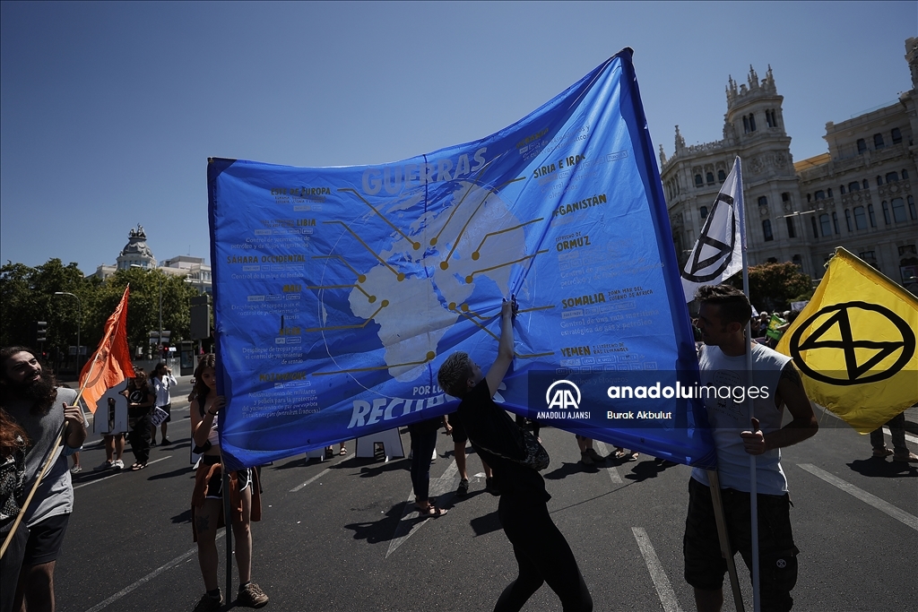 Madrid'de binlerce kişi NATO karşıtı gösteri yaptı