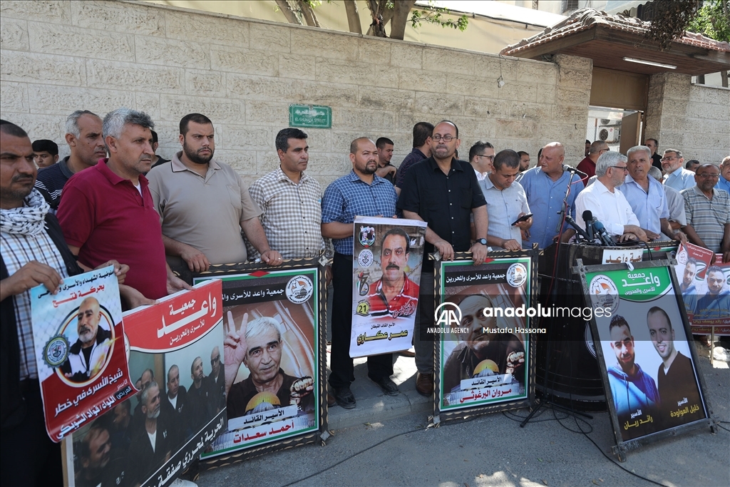 غزة.. وقفة تضامنا مع الأسرى داخل السجون الإسرائيلية
