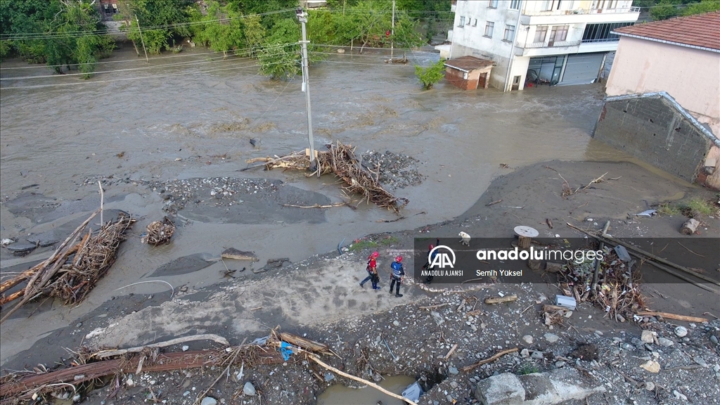 Kastamonu'da sağanak nedeniyle taşan çaylar su baskınlarına neden oldu