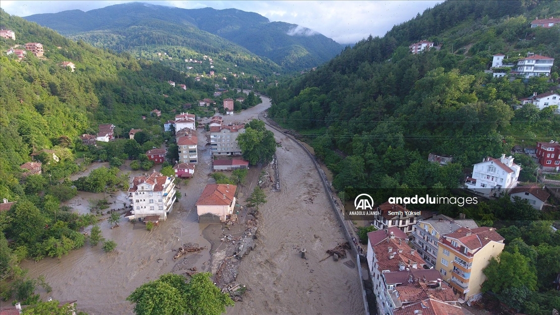 Kastamonu'da sağanak nedeniyle taşan çaylar su baskınlarına neden oldu