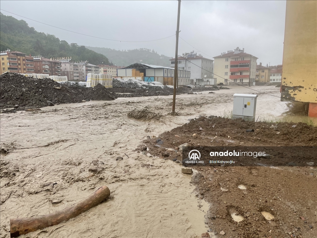 Kastamonu'da su baskını nedeniyle evlerinde mahsur kalanlar kurtarılıyor