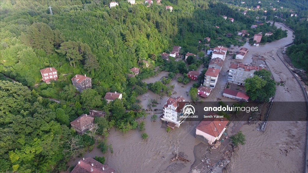 Kastamonu'da sağanak nedeniyle taşan çaylar su baskınlarına neden oldu