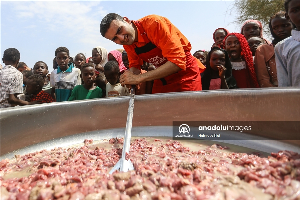 "الشيف بوراك" التركي يطهي الطعام لأطفال بالسودان